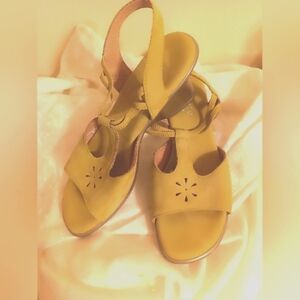Munro light green suede wedge peep toe sandals size 6.5
